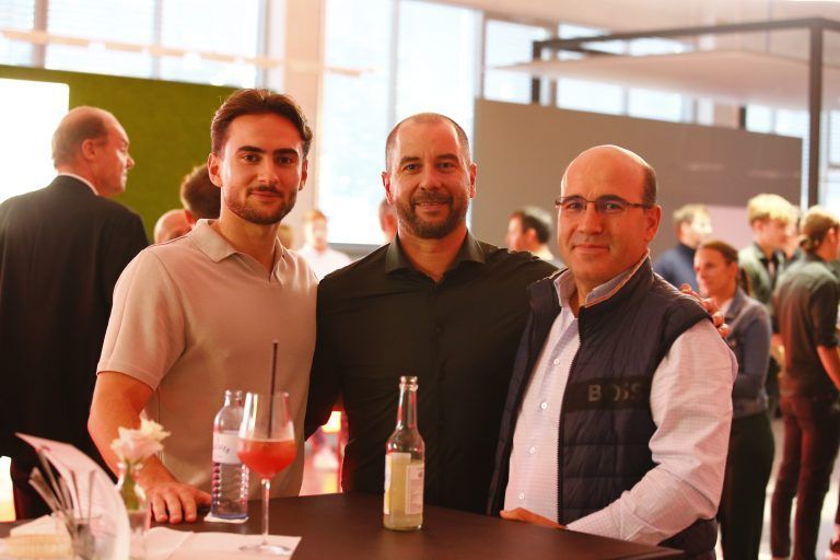 Michael Knauth mit Pizzeria-Gusto-Chef Nino und Azem Dylan.