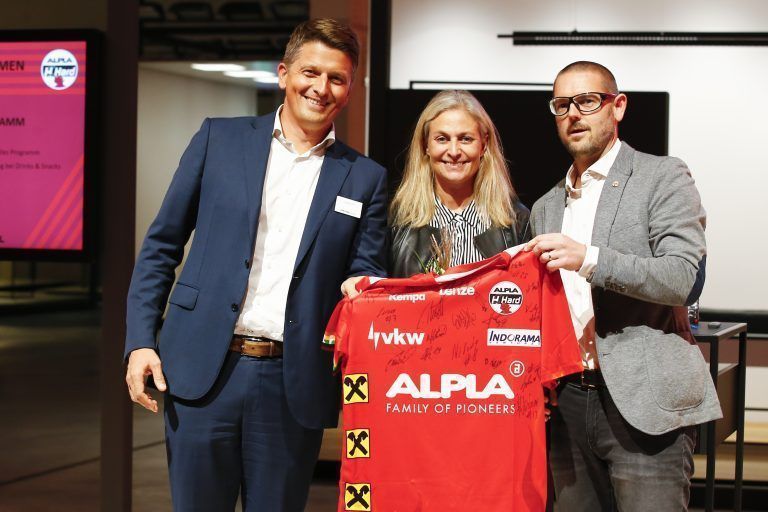 Thomas Ölz und Elvira Muxel mit Hard-Geschäftsführer Markus Köberle.Alexandra Köss