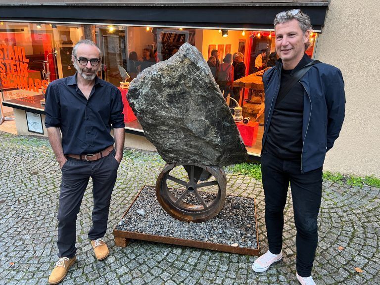 Stein des Anlasses: Künstler Roland Adlassnigg und Galerist Klaus Feldkircher bei der Vernissage. Franc
