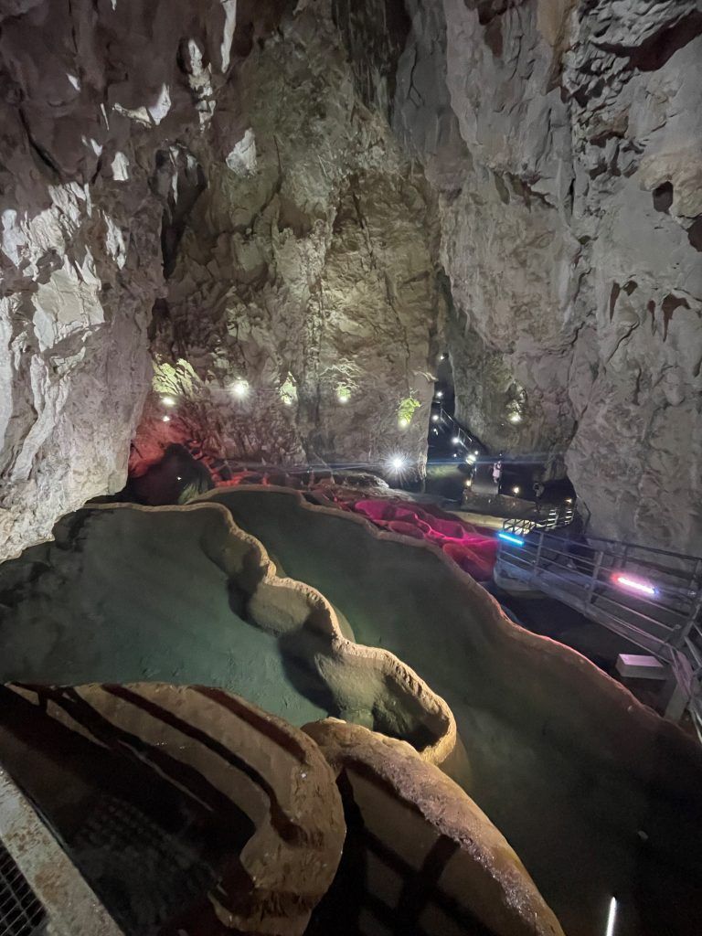 Ausflug in die bekannte Stopića-Höhle, die an den Hängen des Berges Zlatibor liegt.