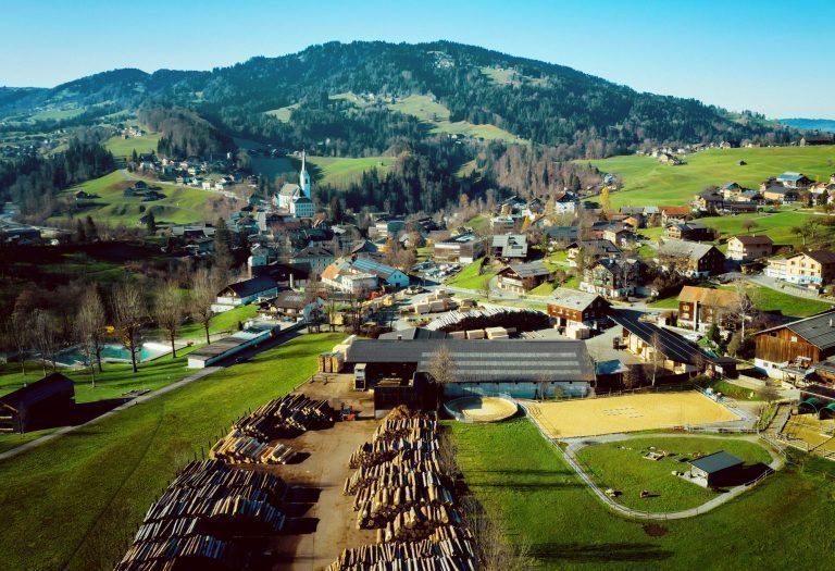 Für das Sutterlüty Holzwerk mitten in Egg ist offenbar kein Platz mehr. FA