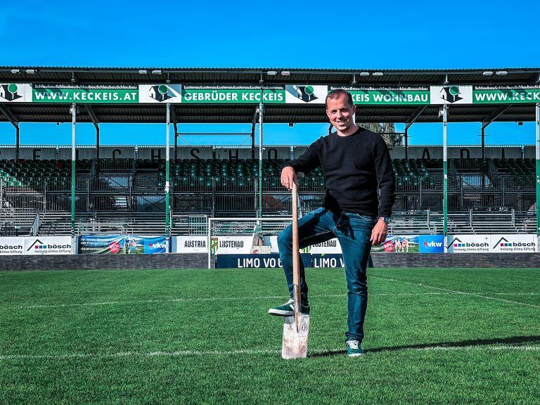 Vincent Baur griff zum Spaten und vergrub den Magneten am Mittelpunkt des Reichshofstadions. <span class="copyright">sca</span> 