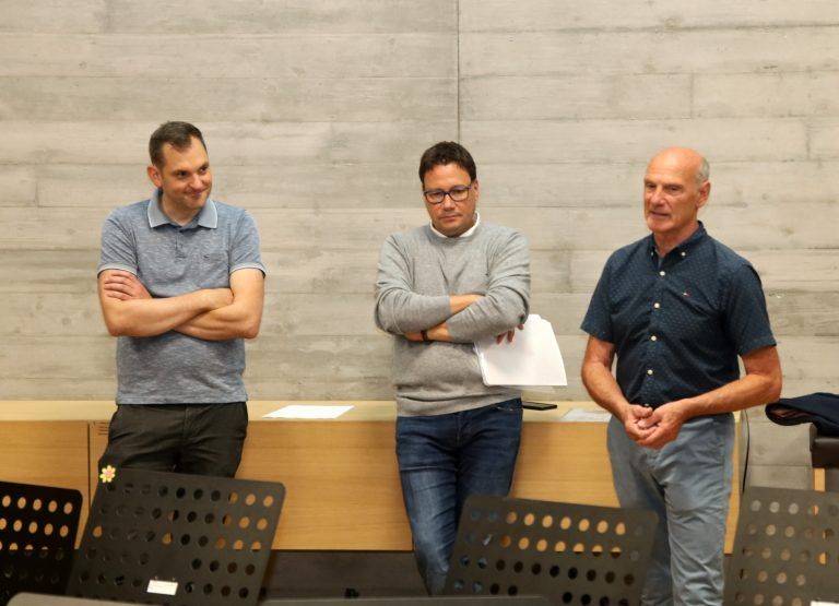 Bürgermeister Andreas Kresser, Vizebürgermeister Stefan Fischnaller und Gemeinderat Josef Berkmann im Musikheim.