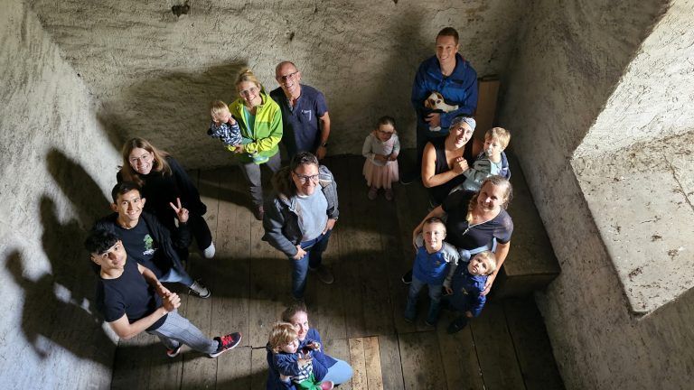 Vizebürgermeister Stefan Fischnaller (Mitte) mit neuen Mitbürgern im Hörbranzer Kirchturm.