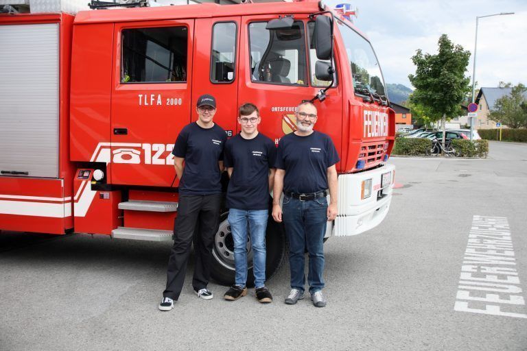 Wolfgang Berkmann (r.) mit Gino (l.) und Constantin von der Feuerwehr Hörbranz.