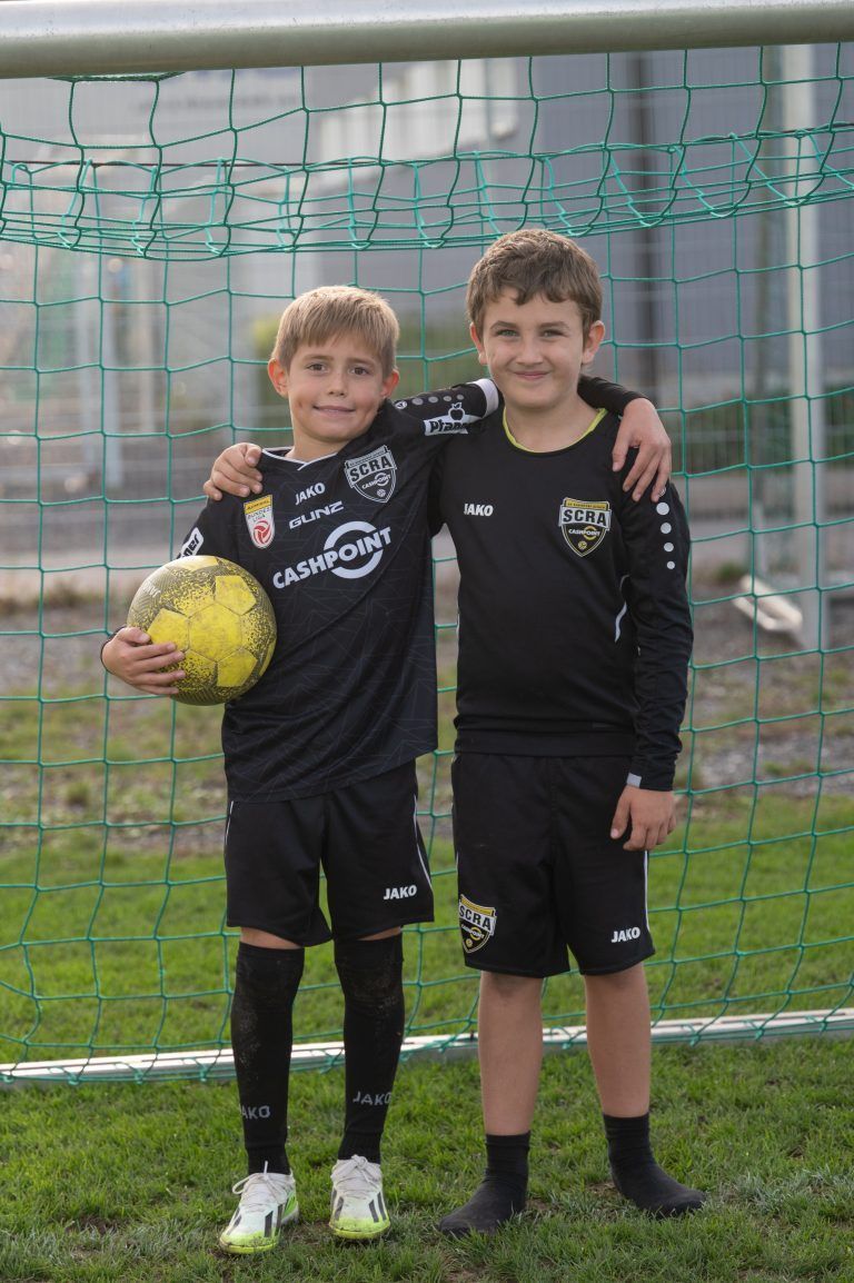 Oliver (8) und Benjamin (9) sind begeisterte Kicker.
