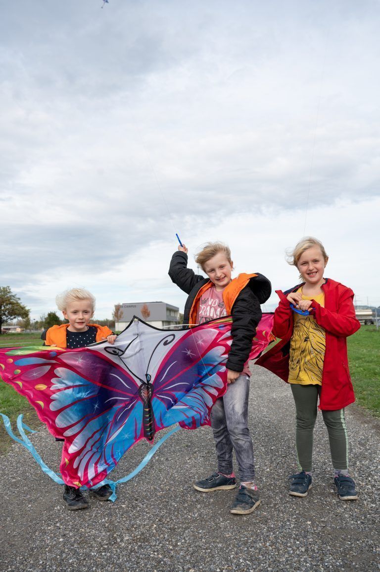 Klara (5), Rosa (7) und Frida (6) zogen mit ihrem Drachen los.