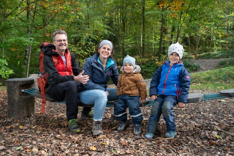 Angelika und Owen aus Wolfurt nutzten das schöne Wetter mit Tom und Ben für einen Ausflug in den Wald bei der Landesbibliothek in Bregenz.
