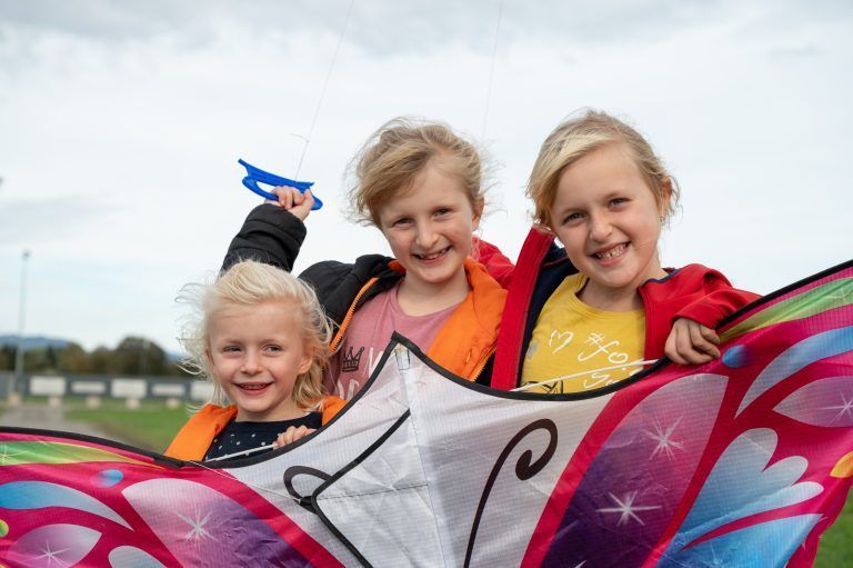 Die Schwestern Klara (5), Rosa (7) und Frida (6) aus Altach ließen am Sonntag ihren Schmetterlingsdrachen steigen. <span class="copyright">VN/Serra (alle)</span>