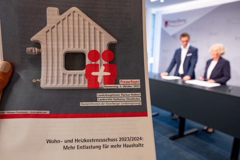 LH Wallner und LR Wiesflecker: Der Wohn- und Heizkostenzuschuss bringt Entlastung für mehr Haushalte. <span class="copyright">Land Vorarlberg/A. Serra</span>