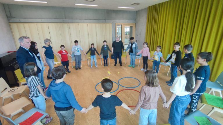 Viele Klassen binden den Direktor in ihre Vorführungen mit ein.<span class="copyright">Gabriel</span>
