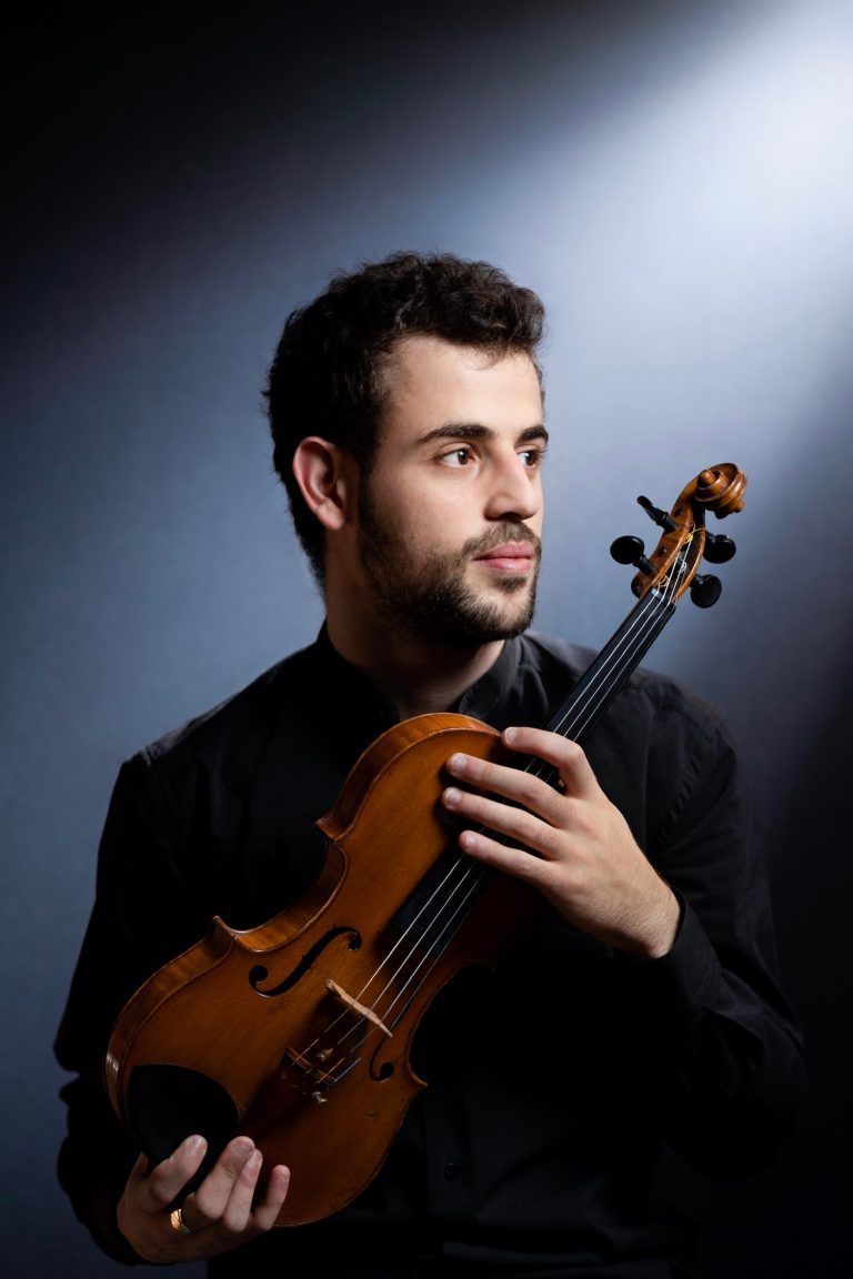 Yamen Saadi wurde mit 25 Jahren zum jüngsten ersten Konzertmeister der Wiener Philharmoniker. <span class="copyright">Clara Evans</span>