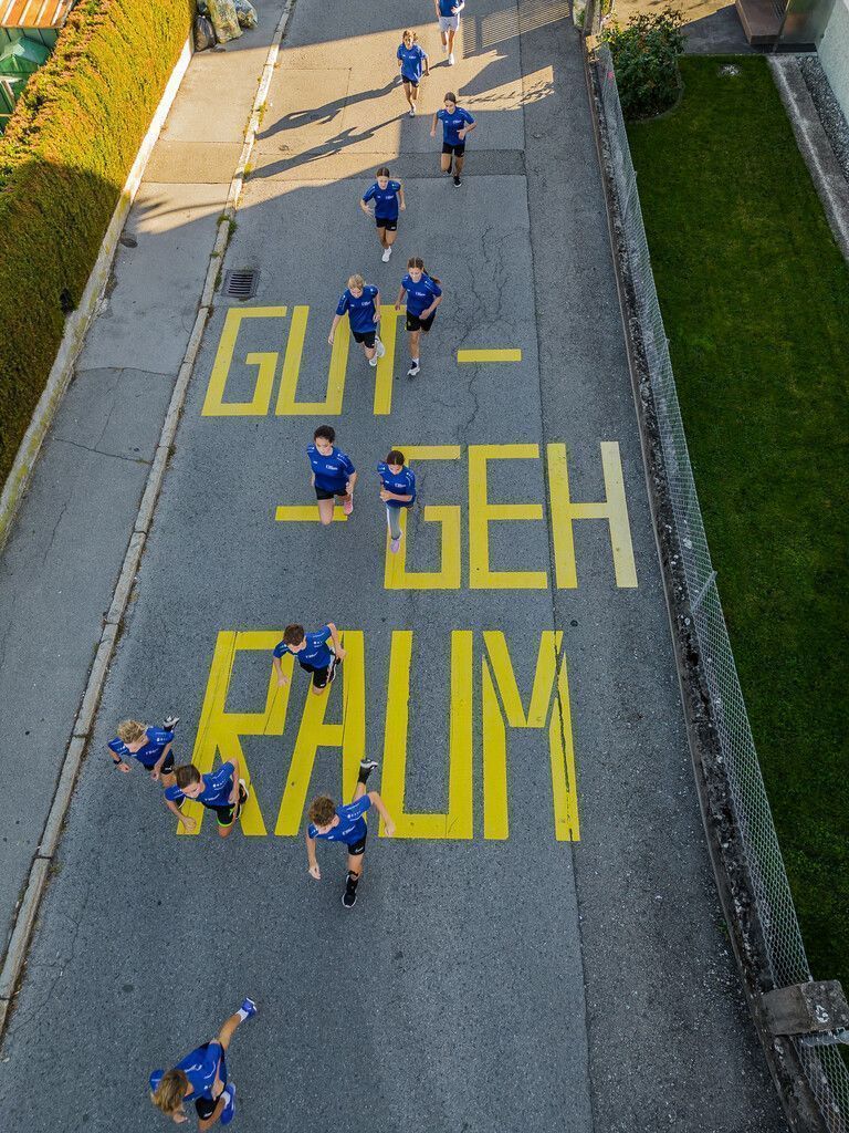 Als Trainingsstrecke dient auch die Zufahrtsstraße zur Achmündung. Steurer