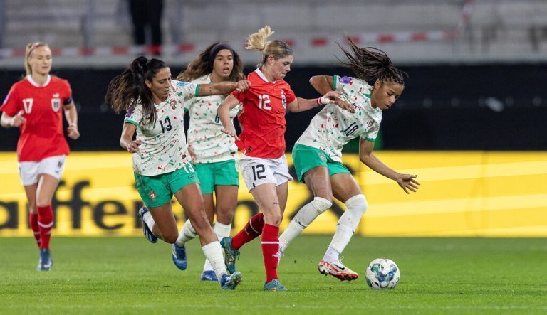 Altachs Eileen Campball hatte im Angriff einen schweren Stand gegen Portugal.gepa/2, apa