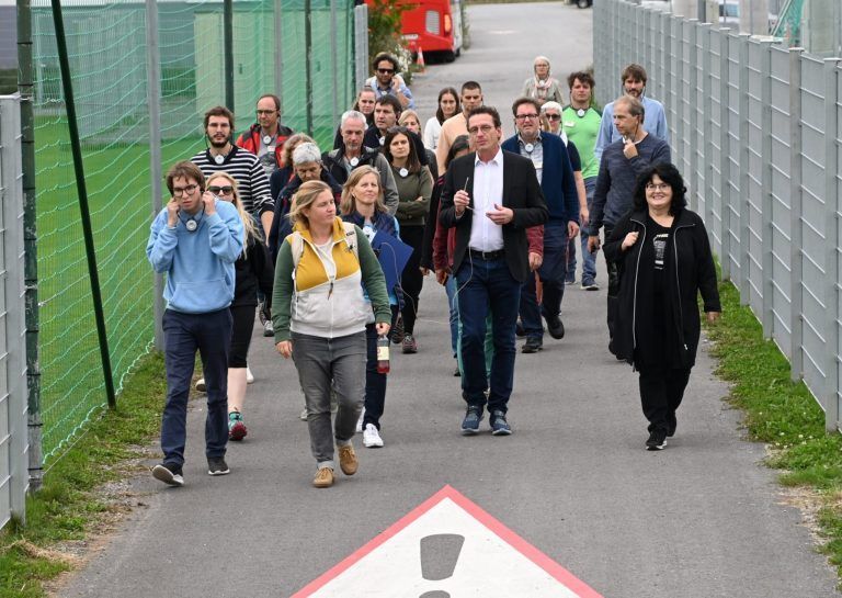 Bürgermeister Markus Giesinger führte die Gäste vom Klimabündnis Tirol zu klimafitten Räumen in Altach.<span class="copyright"> Gemeinde Altach</span>