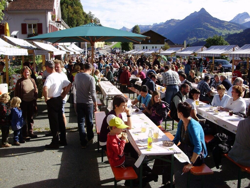 Buntes Markttreiben beim Herbstmarkt in Thüringerberg