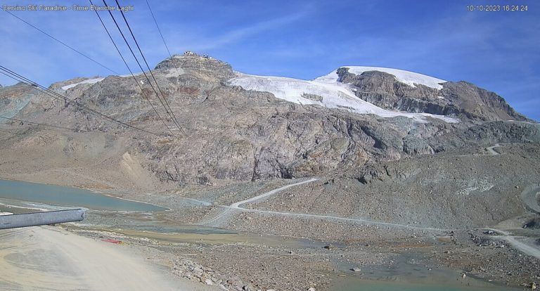 Am Ufer des Laghi Cime Bianche ist vom Zieleinlauf der Abfahrt noch nicht viel zu sehen.Screenshot Webcam