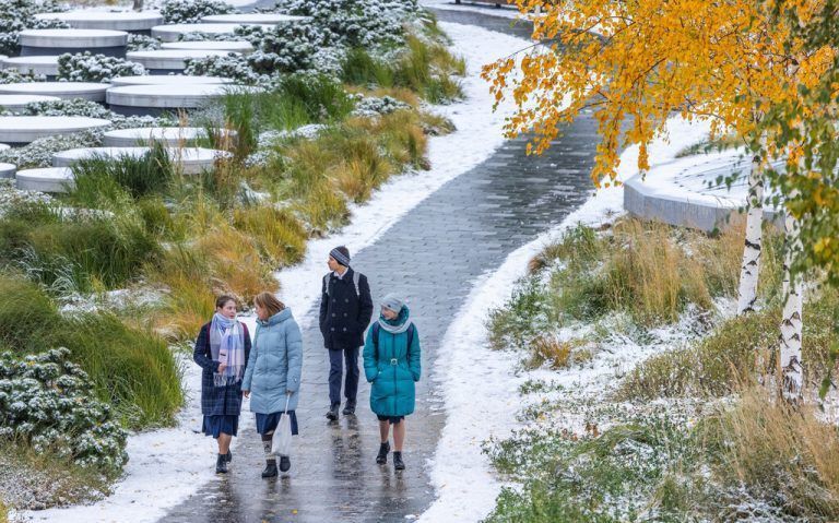 An einem verschneiten Tag spazieren Fußgänger durch einen Park in der russischen Hauptstadt Moskau. Reuters