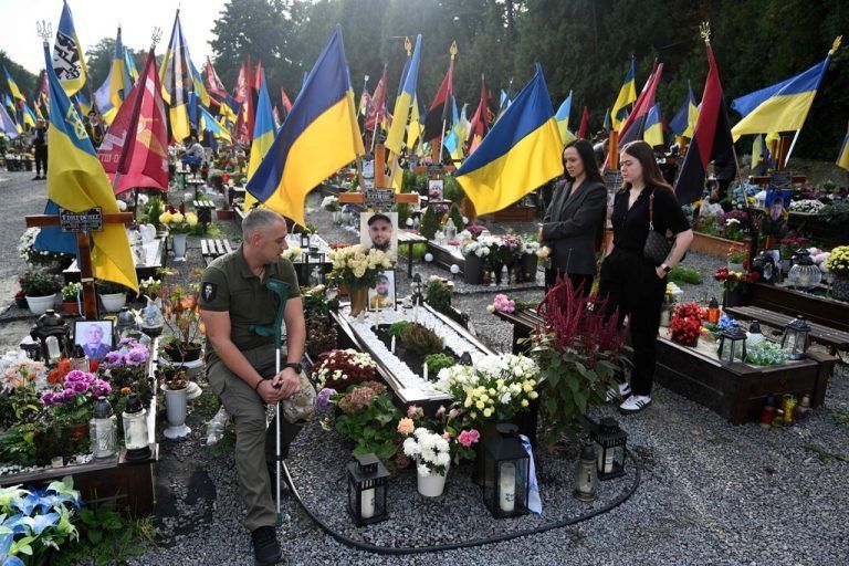 Anlässlich des Tages der Verteidiger der Ukraine am 1. Oktober 2023 gedenken Menschen den gefallenen ukrainischen Soldaten. AFP