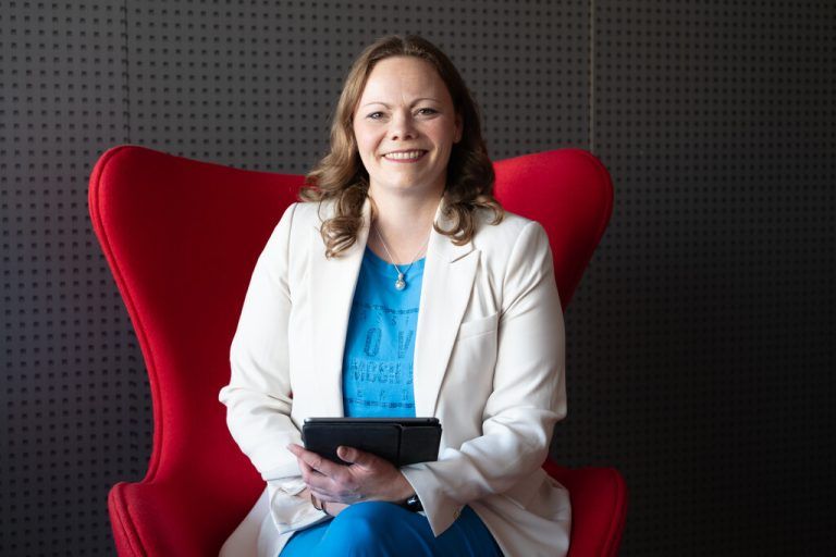 Ann-Kristin Cordes, Wirtschaftsinformatikerin, ist neue Stiftungsprofessorin für Digital Business Transformation an der FH Vorarlberg. Der Fokus ihrer Forschungsgruppe liegt auf der Entwicklung digitaler Innovationen für KMU. 