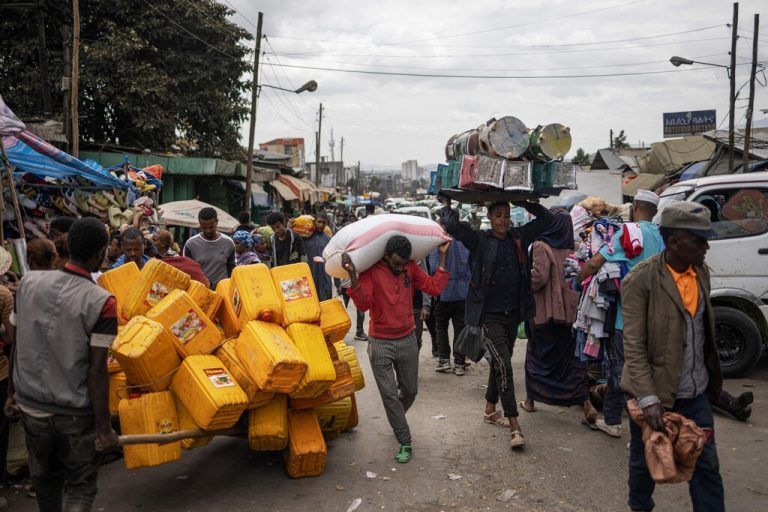 Arbeiter tragen im historischen Stadtteil Merkato in Addis Abeba in Äthiopien sichtlich schwere Waren auf dem Kopf. AFP