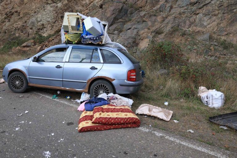 Armenier auf der Flucht aus Bergkarabach haben auf ihrem Weg vieles zurücklassen müssen. Auch Autos, wie hier. AFP