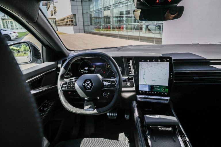 Attraktive Info- und Kommandozentrale im modern durchgestylten Digital-Cockpit.