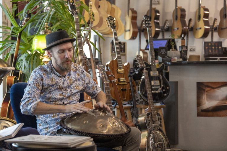 Auch die Handpan bringt er zum Klingen.