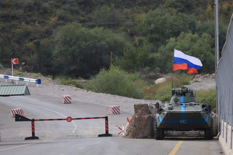 Auf einer von der aserbaidschanischen Regierung organisierten Pressereise sind auch russische Truppen bei Bergkarabach gesehen worden. AFP