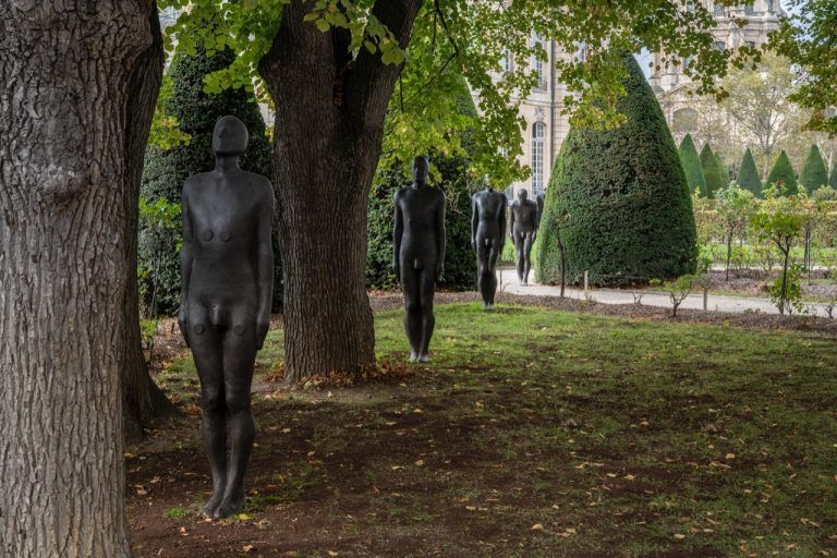 Im Zentrum der Ausstellung steht die Installation von sechzig lebensgroßen Skulpturen. <span class="copyright">Oak Taylor-Smith</span>