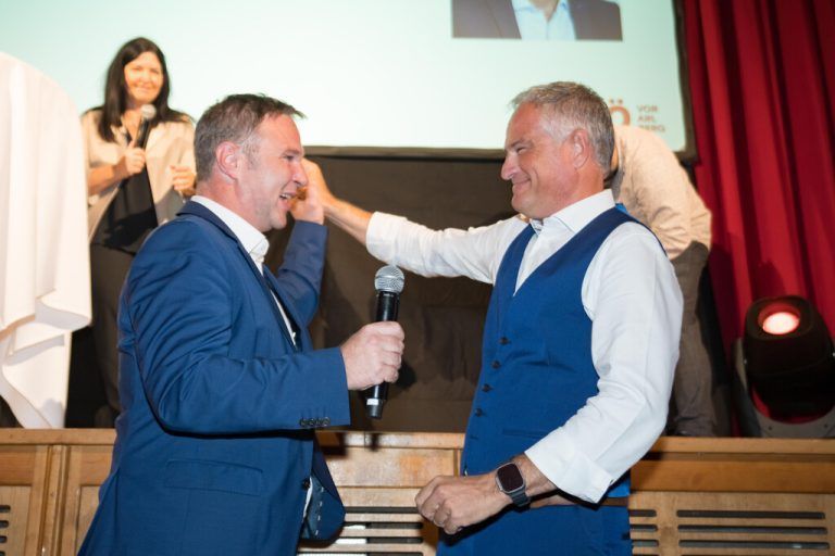Babler (l.) war einer der ersten Gratulanten des neuen SPÖ-Landesparteichefs. Serra