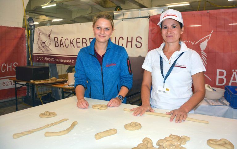 Bäckergesellin Maria Vaschauner (r.) mit Julia Fuchs von der Bäckerei Fuchs.