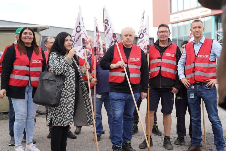 Pro-GE-Chef Fritz (re.) probte schon mal für den Streik. Er ist überzeugt, dass die meisten Mitarbeiter dem Aufruf folgen werden.