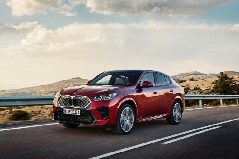 BMW hat die zweite Generation seines 2018 eingeführten SUV-Coupés X2 vorgestellt. Erstmals wird es den angeschrägten Hochbeiner in der batterieelektrischen Antriebsvariante iX2 geben. In der Länge hat der neue X2 gegenüber dem Vorgänger um fast 20 Zentimeter auf nun 4,55 Meter zulegt. Innen bietet der neue X2 ein volldigitales Cockpit mit 10,7-Zoll-Touchscreen.