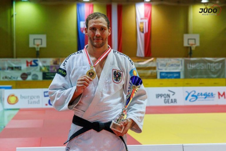 Böhler mit Pokal.Judo Austria/Sellner
