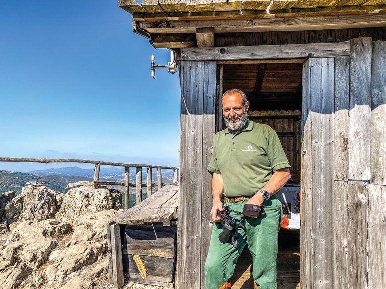 Carlo Menneas hält auf dem Monte Novo San Giovanni Ausschau nach Feuern.