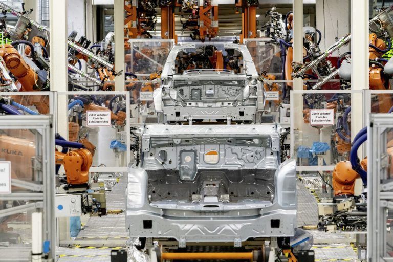 China hat in der EU die Türkei als größten Pkw-Importeur abgelöst. Im vergangenen Jahr wurden nach Angaben des Branchenverbands ACEA 521.811 Autos aus China eingeführt, knapp 20 Prozent mehr als im Vorjahr. Die Zahl der aus der Türkei in die EU exportierten Fahrzeuge ist im gleichen Zeitraum um 1,5 Prozent auf 452.056 gesunken. Das Vereinigte Königreich, in den Vorjahren die Nummer eins in der Import-Statistik, landete mit 440.724 Einheiten auf Rang drei, knapp vor Südkorea und Japan. Insgesamt wurden rund 3,24 Millionen Pkw in die EU eingeführt.