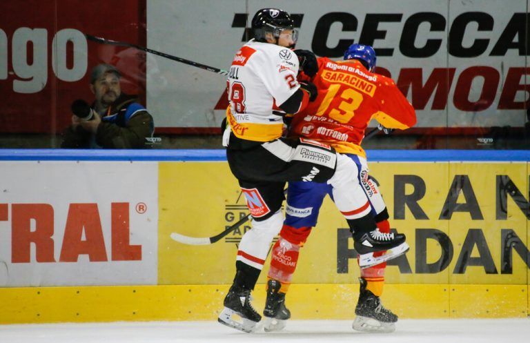 Christian Bull mit einem energischen Check gegen Nicholas Saranzino. Der Pioneers-Defender konnte die Pleite nicht verhindern.Serena Fantini / Asiago Hockey