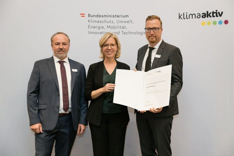 Christoph Hackl (Geschäftsführer / CCO), Manfred Faßwald (Leitung Haus- und Betriebstechnik) mit Klimaschutzministerin Leonore Gewessler. BMK/Griesser
