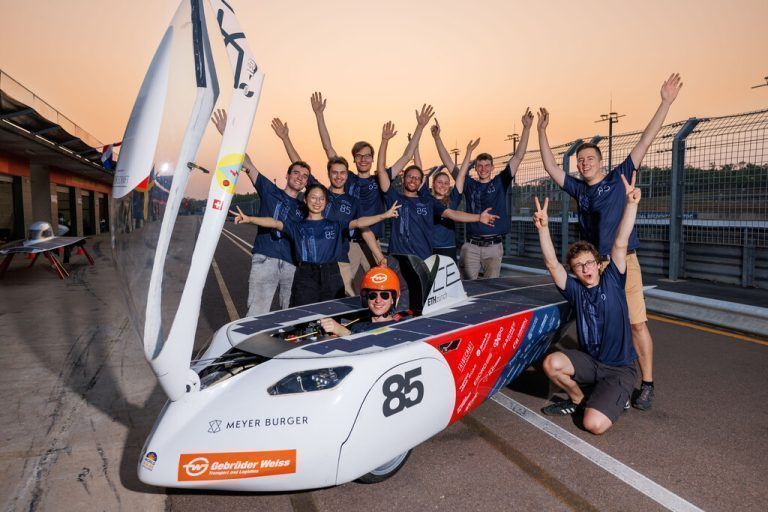 Countdown Das Solarauto des aCentauri Solar Racing Teams ist in Adelaide eingetroffen. Als Partner hat Gebrüder Weiss das Hightech-Mobil samt Equipment nach Australien transportiert. Bereits Ende Oktober werden die Studierenden der ETH Zürich damit bei der World Solar Challenge an den Start gehen. gw