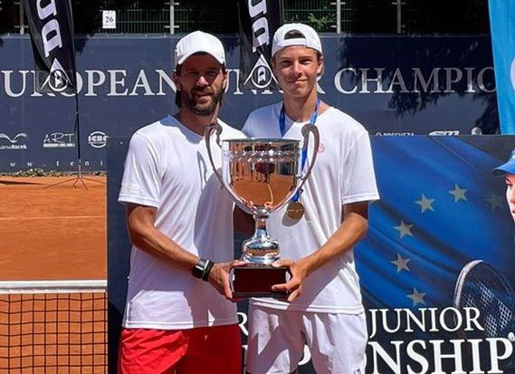 Schwärzler auf einer Stufe mit Dominic Thiem