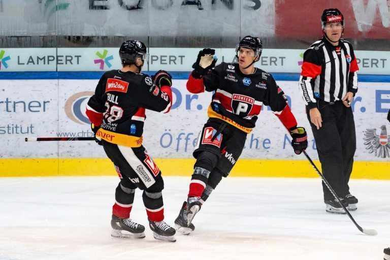Daniel Woger freute sich mit Christian Bull über den zwischenzeitlichen Ausgleich zum 3:3.Stiplovsek