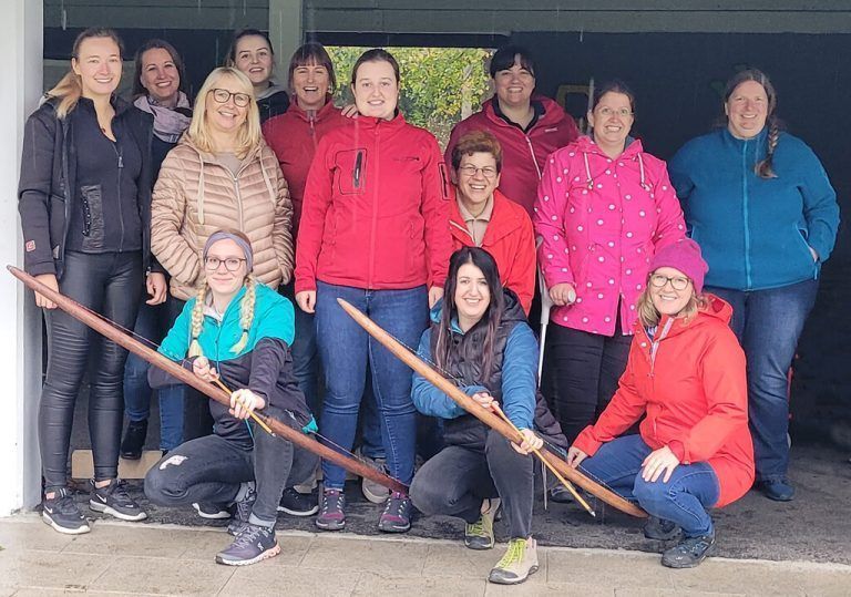 Das Feldkircher Planungsunternehmen BHM Ingenieure hat seine Mitarbeiterinnen zum Ladies Day eingeladen. Die 13 Teilnehmerinnen übten sich im Bogenschießen. „Wir schätzen die Arbeit unserer Mitarbeiterinnen und ihren Beitrag zum Erfolg“, sagt BHM-Geschäftsführer und Partner Michael Lins. BHM