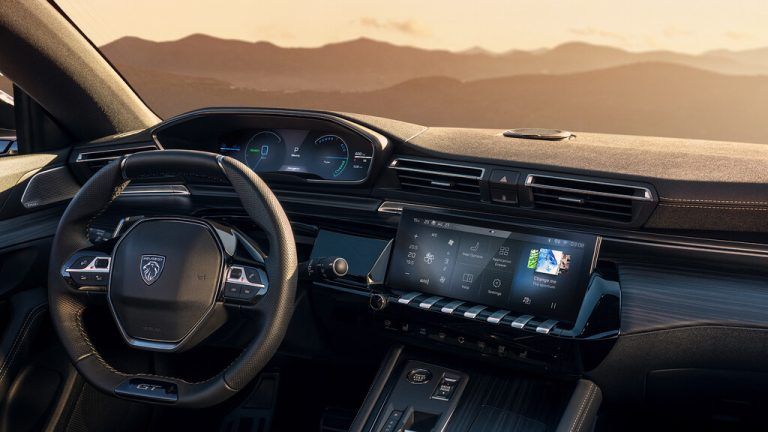 Das i-Cockpit der gerade noch aktuellen Generation: hoch gesetztes Kombiinstrument, kompaktes Lenkrad.