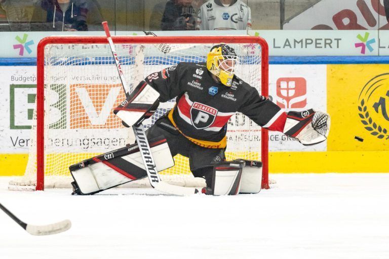 <p class="caption">David Madlener spielte bislang eine gute Saison. <span style="background-color: rgba(111, 111, 111, 0.2); color: rgba(111, 111, 111, var(--tw-text-opacity)); font-size: 0.75rem; text-transform: uppercase; font-family: VNPolarisWeb, "Arial Narrow", sans-serif;">Stiplovsek</span></p>