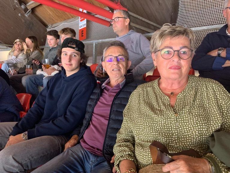 David Reinbacher mit Oma Edith und Opa Franz in der Halle.