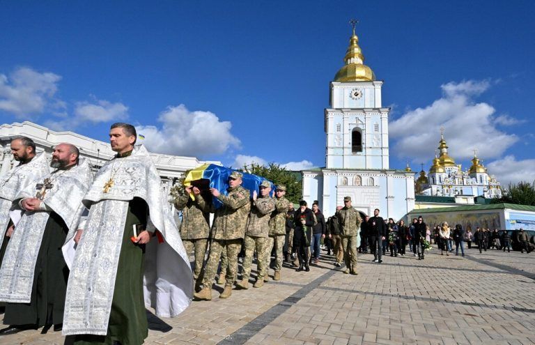 Dem ukrainischen Soldaten Illia Dolmativ, Rufname „Batman“, getötet im Rahmen der russischen Invasion, wird die letzte Ehre erwiesen. AFP