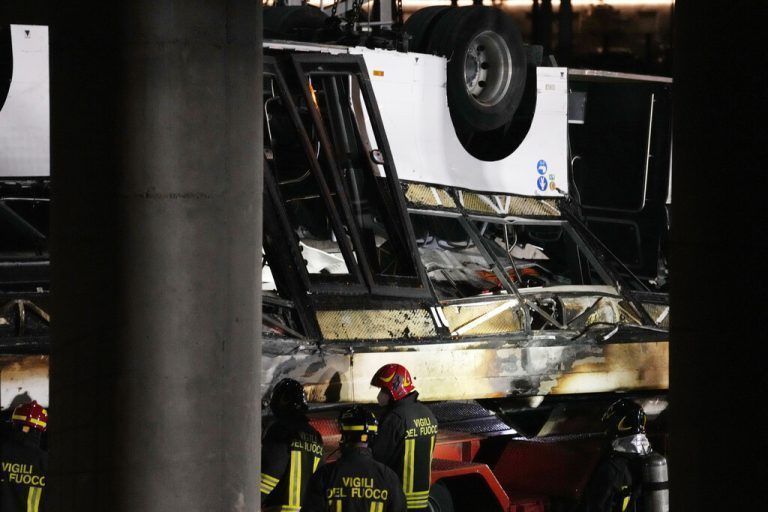 Der Bus stürzte knapp zehn Meter in die Tiefe und geriet in Brand. AP