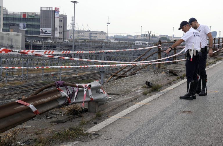 Der Bus war von einer Hochstraße abgekommen und stürzte etwa 15 Meter in die Tiefe. Die Unfallursache ist noch unklar. AP