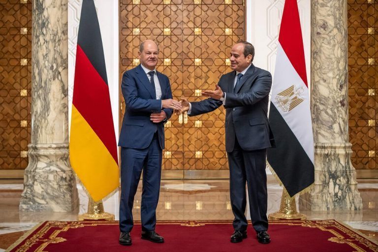 Der deutsche Kanzler Scholz besuchte Ägyptens Präsident al-Sisi in Kairo. AFP